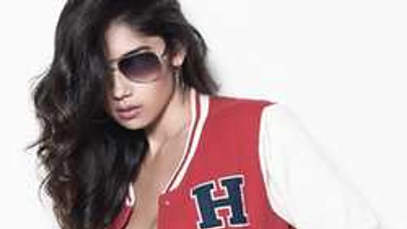 A szél cirógatja a csodás keblű modell ágaskodó mellbimbóit