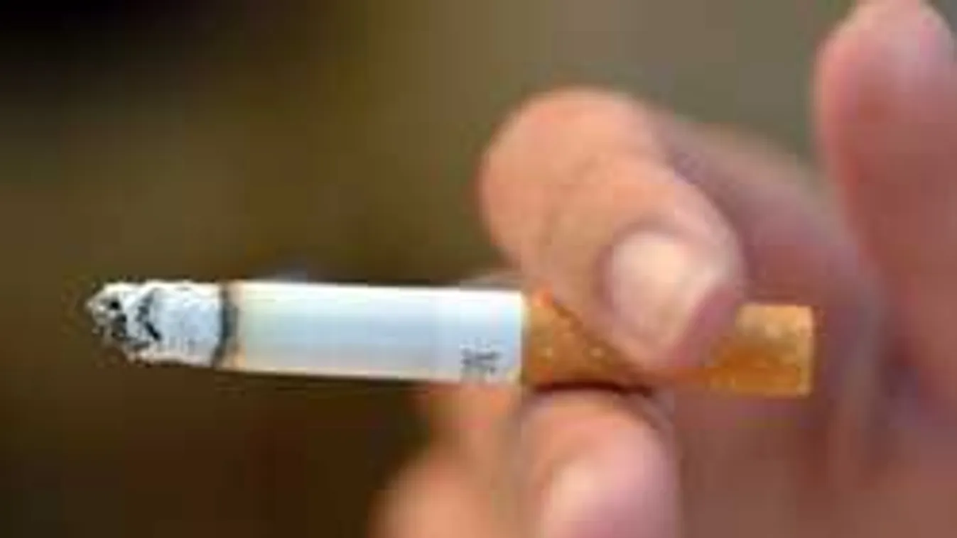 Íme a bizonyíték: Büntetlenül cigarettáznak a tilosban Budapesten