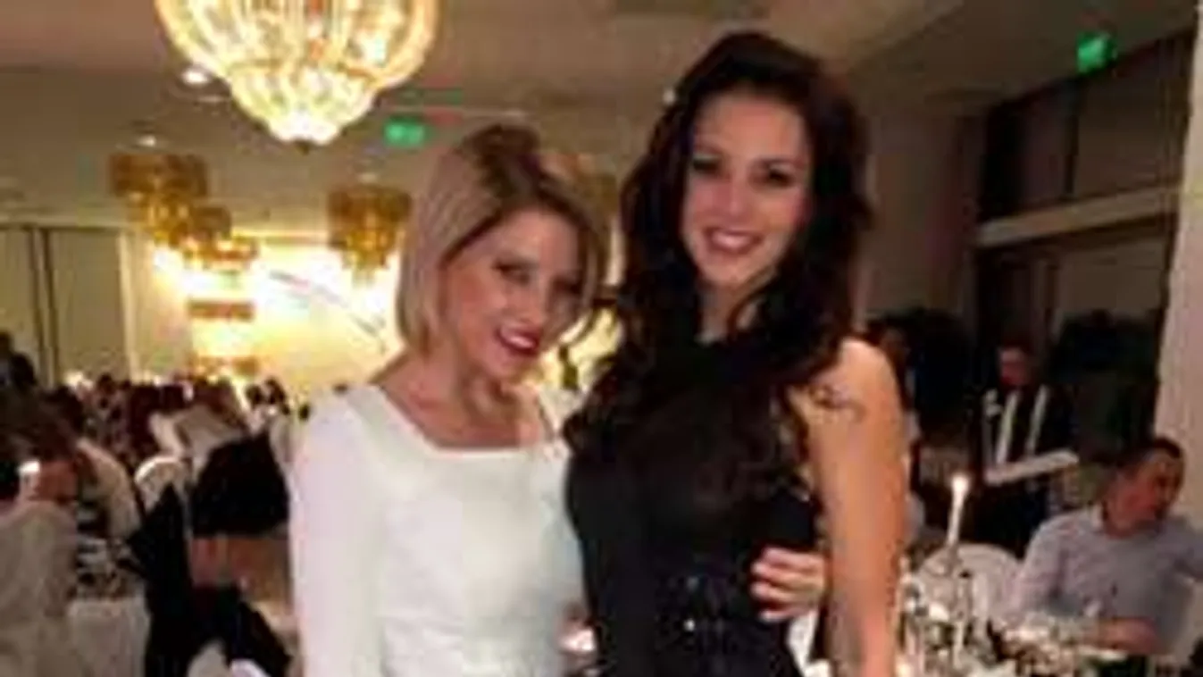 Szabó Zsófi és Sarka Kata összesimulva köszöntötte az új évet