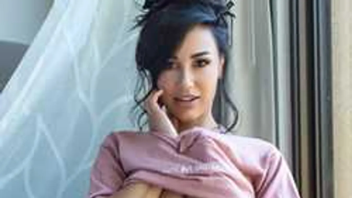 Tökéletes melleit nem rejtegeti a vadóc fitneszmodell