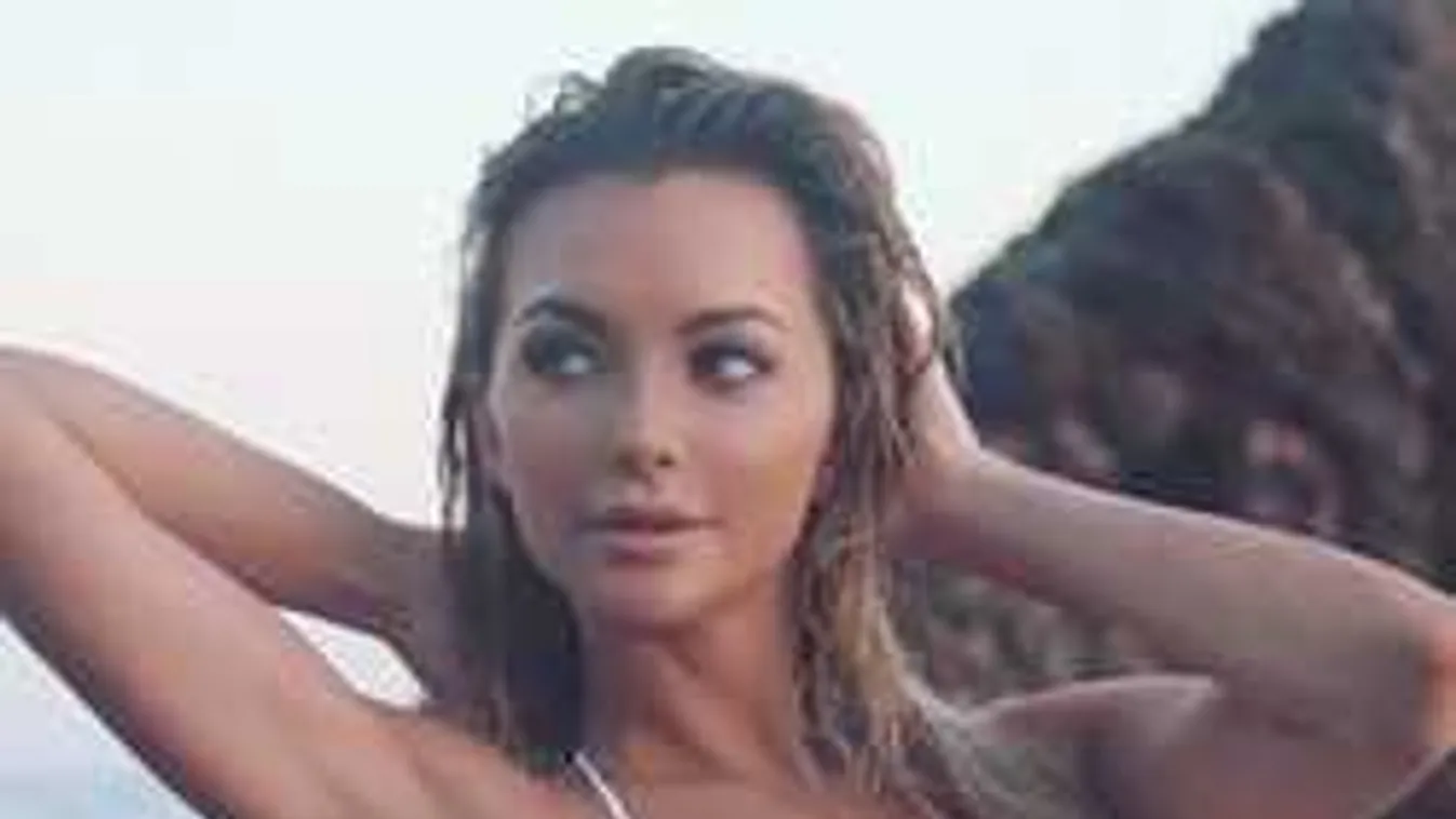 Ledobta a melltartót, a tengerparton villantott gigantikus melleket a szőke modell