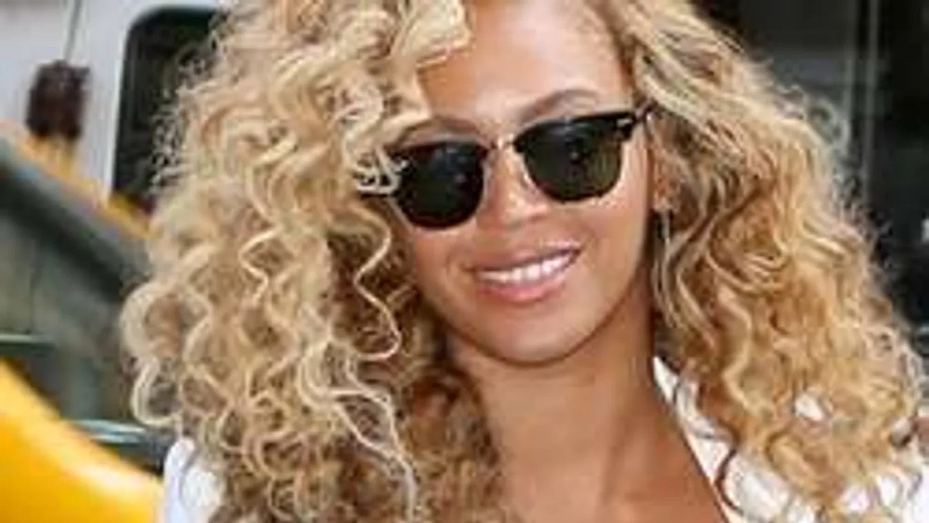 Két számmal kisebb ruhából estek ki Beyoncé mellei - Fotó