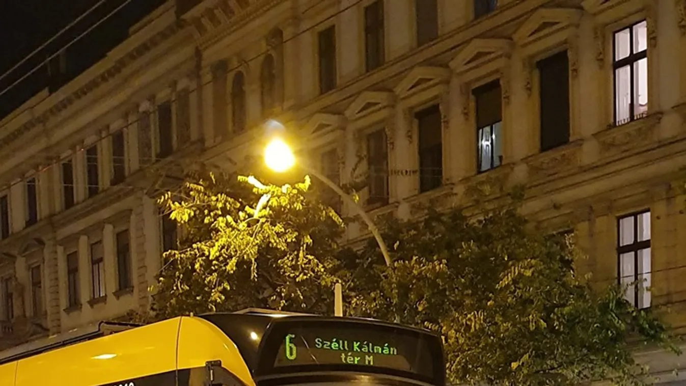 Vakmerő dolgot műveltek a körúti villamoson, baleset is lehetett volna