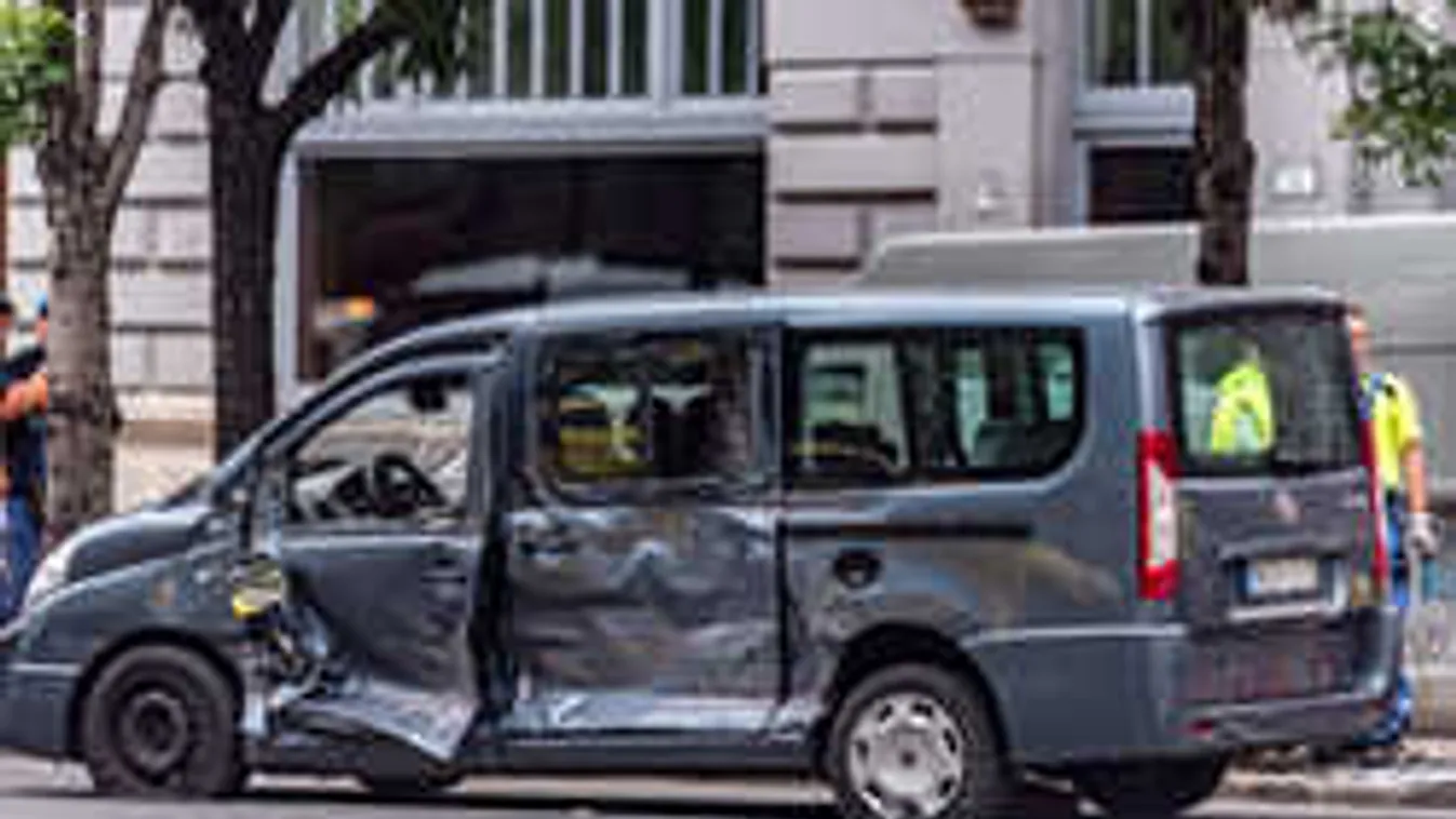 Durva fotók jöttek: gyerekeket szállító kisbuszba rohant egy trolibusz