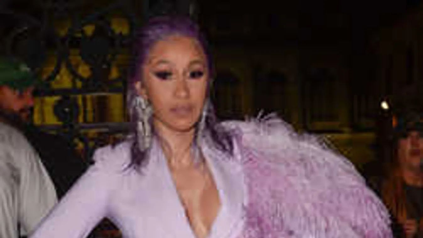 Döbbenetes felvételek: felragasztotta a melleit az énekesnő