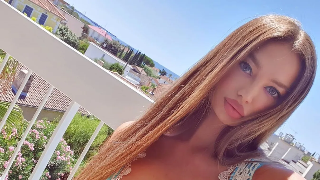 Szétnyílt a köntöse, tükör előtt terpeszt a brutál mellű riporternő