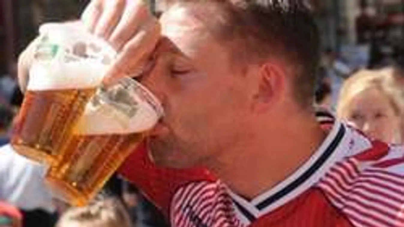 Ennél már nincs pofátlanabb - Meccs közben sörözött a csatár! - videó