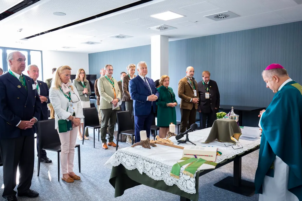 Bábel Balázs kalocsa-kecskeméti érsek (j) szentmisét celebrál az "Egy a Természettel" Vadászati és Természeti Világkiállítás nyitónapja reggelén a Hungexpo Budapest Kongresszusi és Kiállítási Központban 2021. szeptember 25-én. Szemben George Aman, a Nemzetközi Vadászati és Vadvédelmi Tanács elnöke (b), Semjén Zsolt miniszterelnök-helyettes (j4) és felesége (j3), valamint Kovács Zoltán, a vadászati világkiállítás megvalósításáért felelõs kormánybiztos (j2). MTI/Varga György