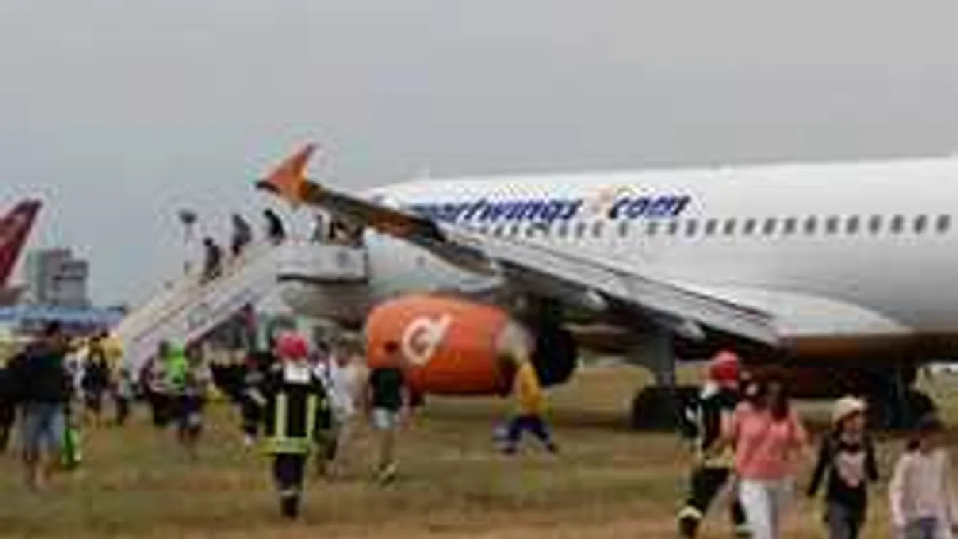 Pánik a repülőtéren: irányíthatatlanná vált egy tömött utasszállító