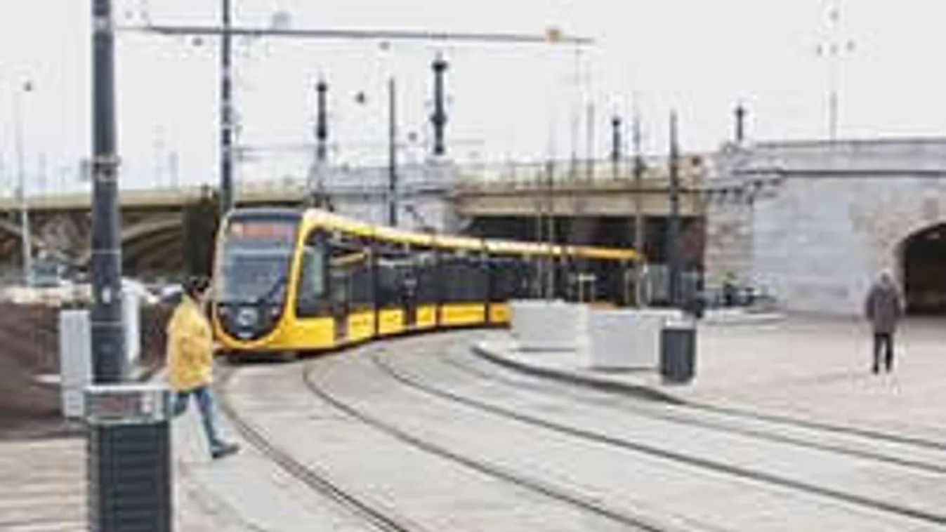 Villamos alá szorult egy férfi Budapesten!