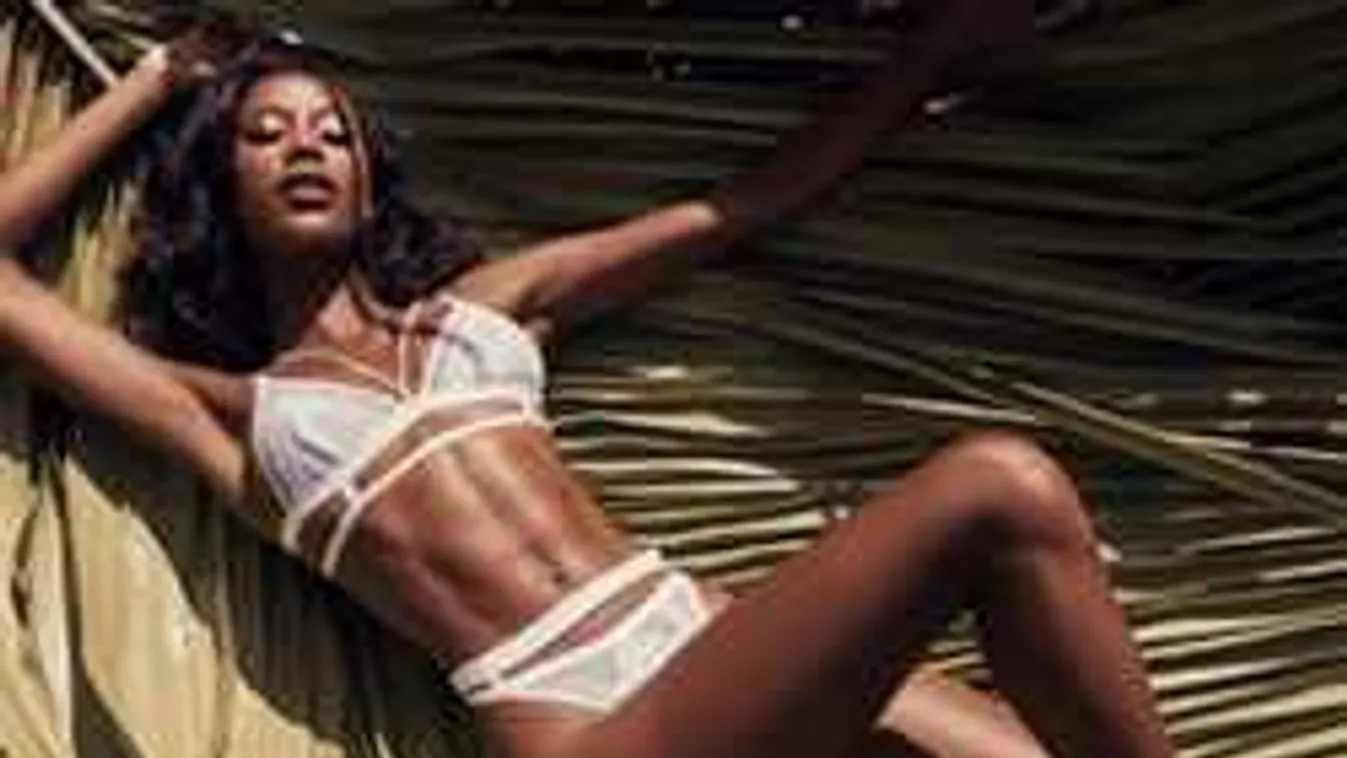 Se bugyi, se más: pucéran nyújtózva fotózták le a feszes mellű álomnőt