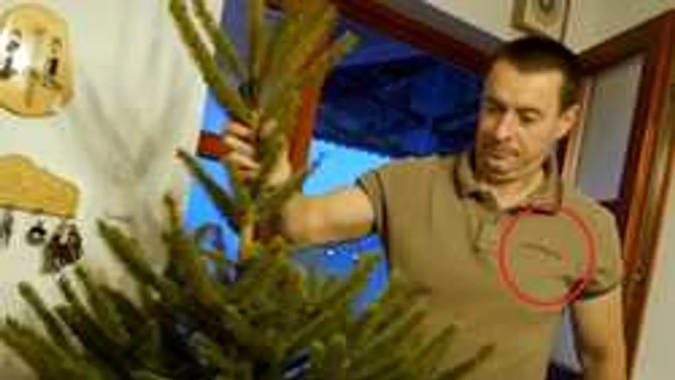 Megint lebukott Sneider Tamás, most náci pólóban bulizott