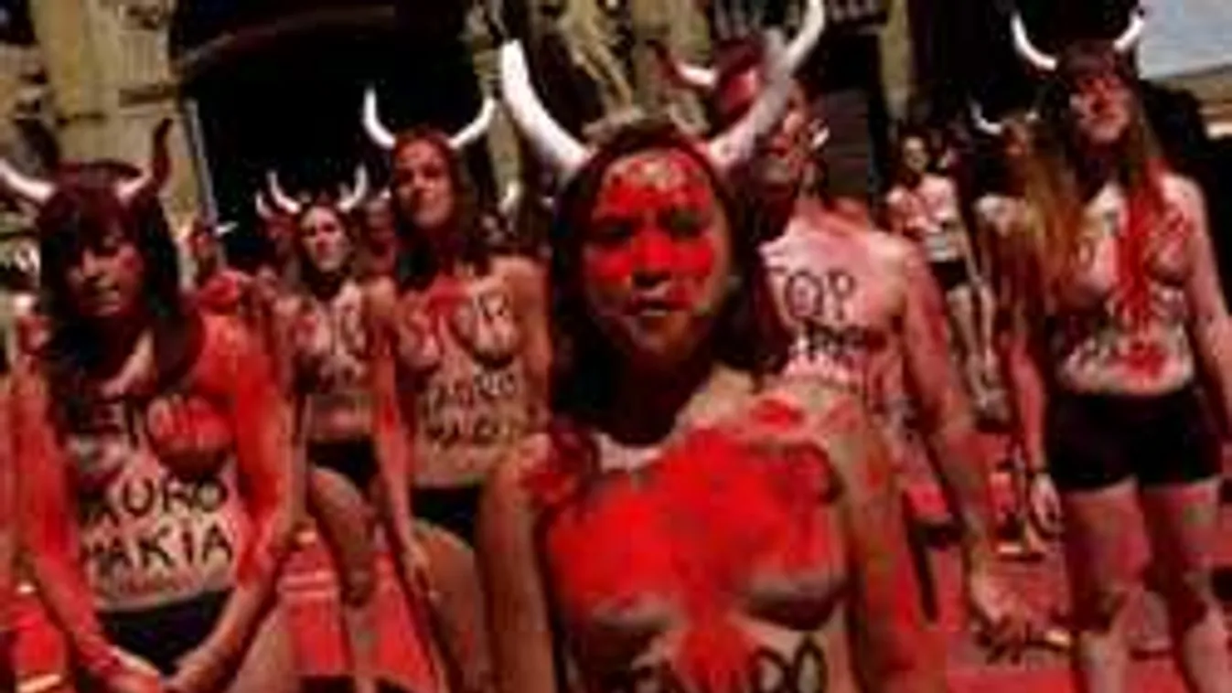 Vörös festékkel bekent cicik az utcán...Videó!