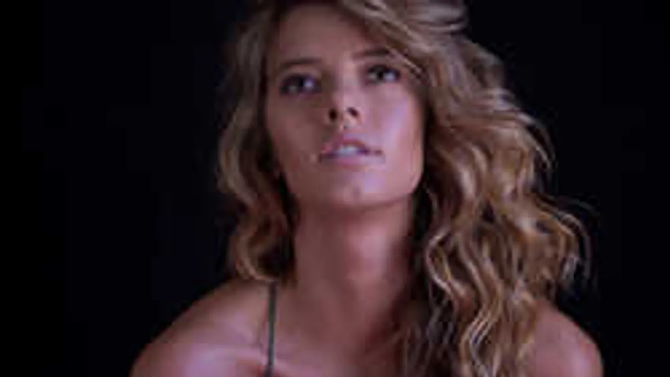 Se bugyi, se más: pőrén lovagol a gazella testű röplabdás lány