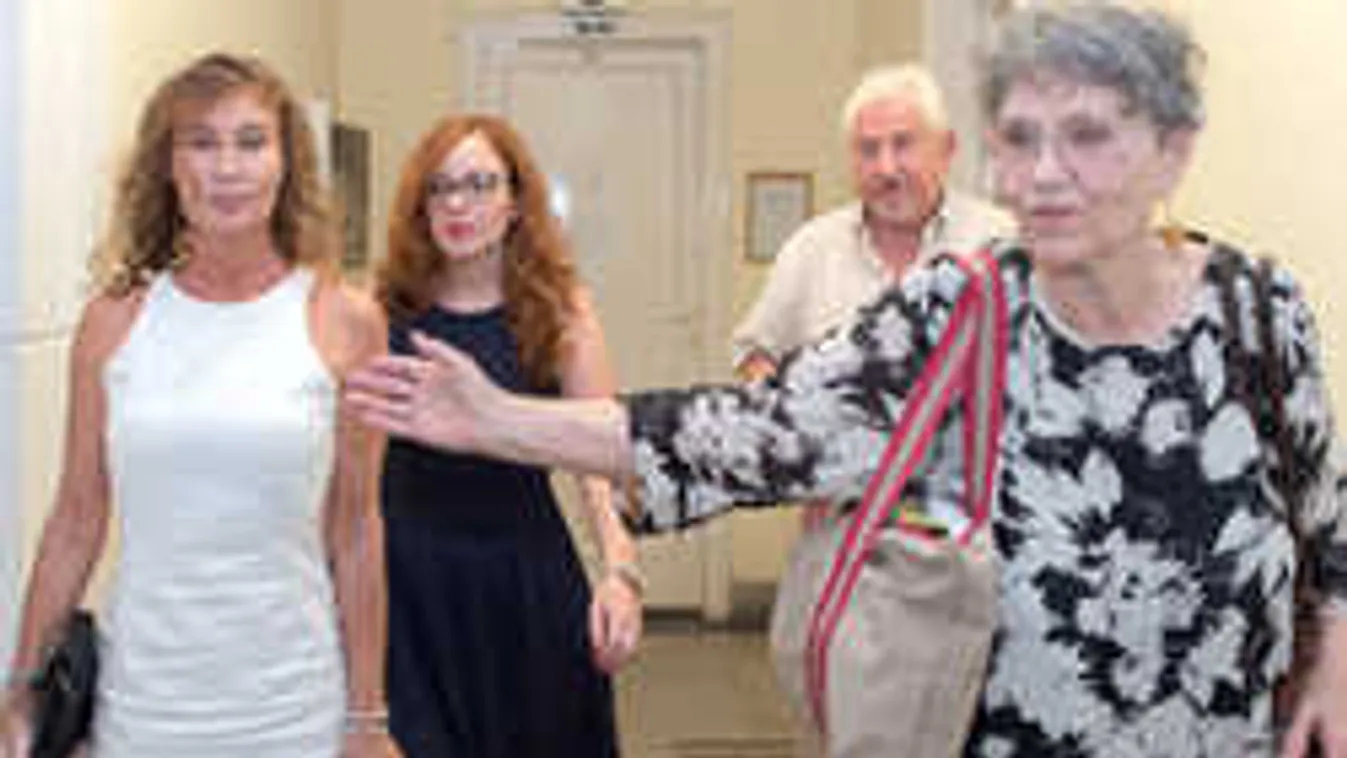 Nem pakol Pécsi Ildikó unokája, a házban várja a végrehajtókat