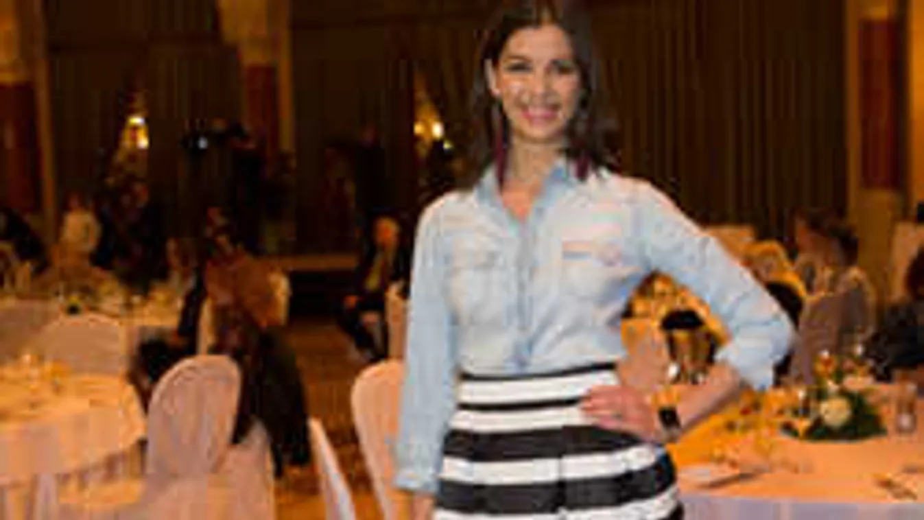 Megmutatta dekoltázsát, ledobta a felsőt Ördög Nóra