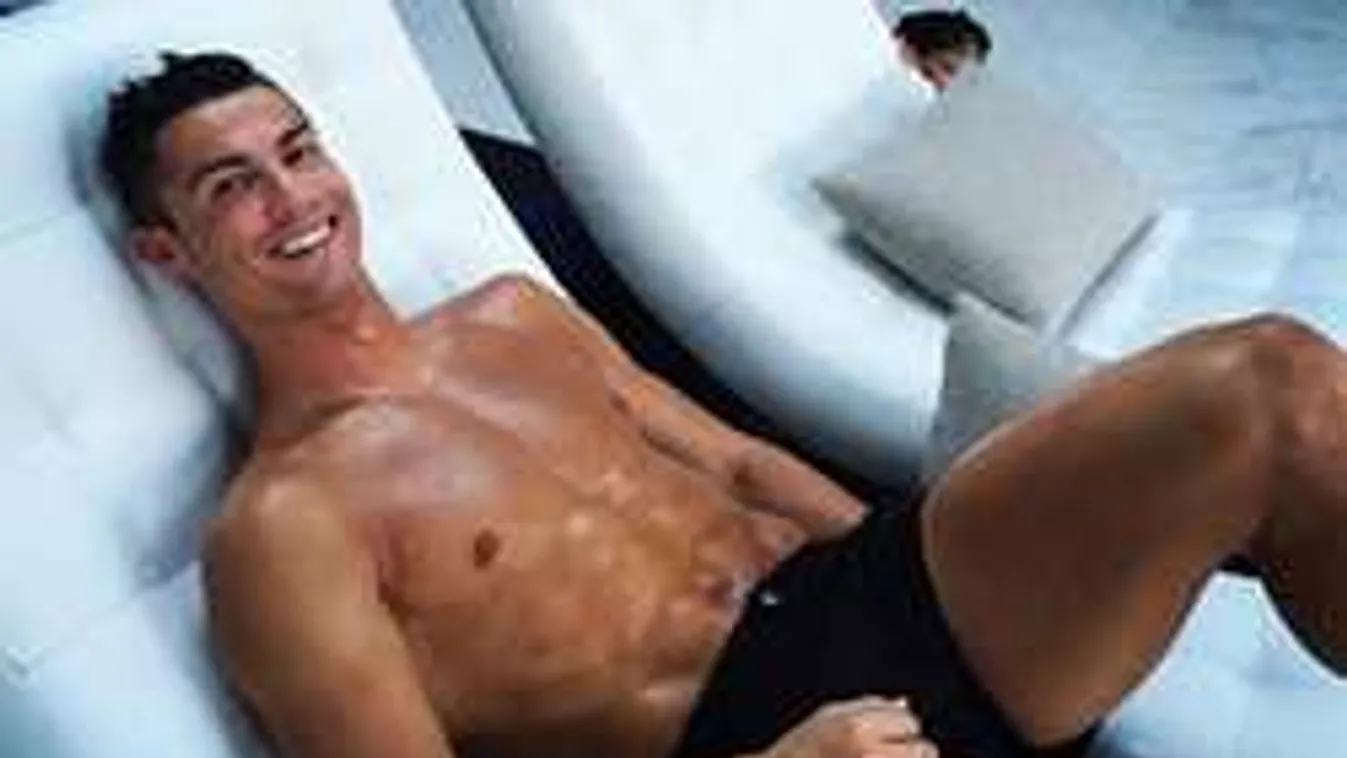 Vetkőznek a sztárfocisták, terjed a gatyabiznisz