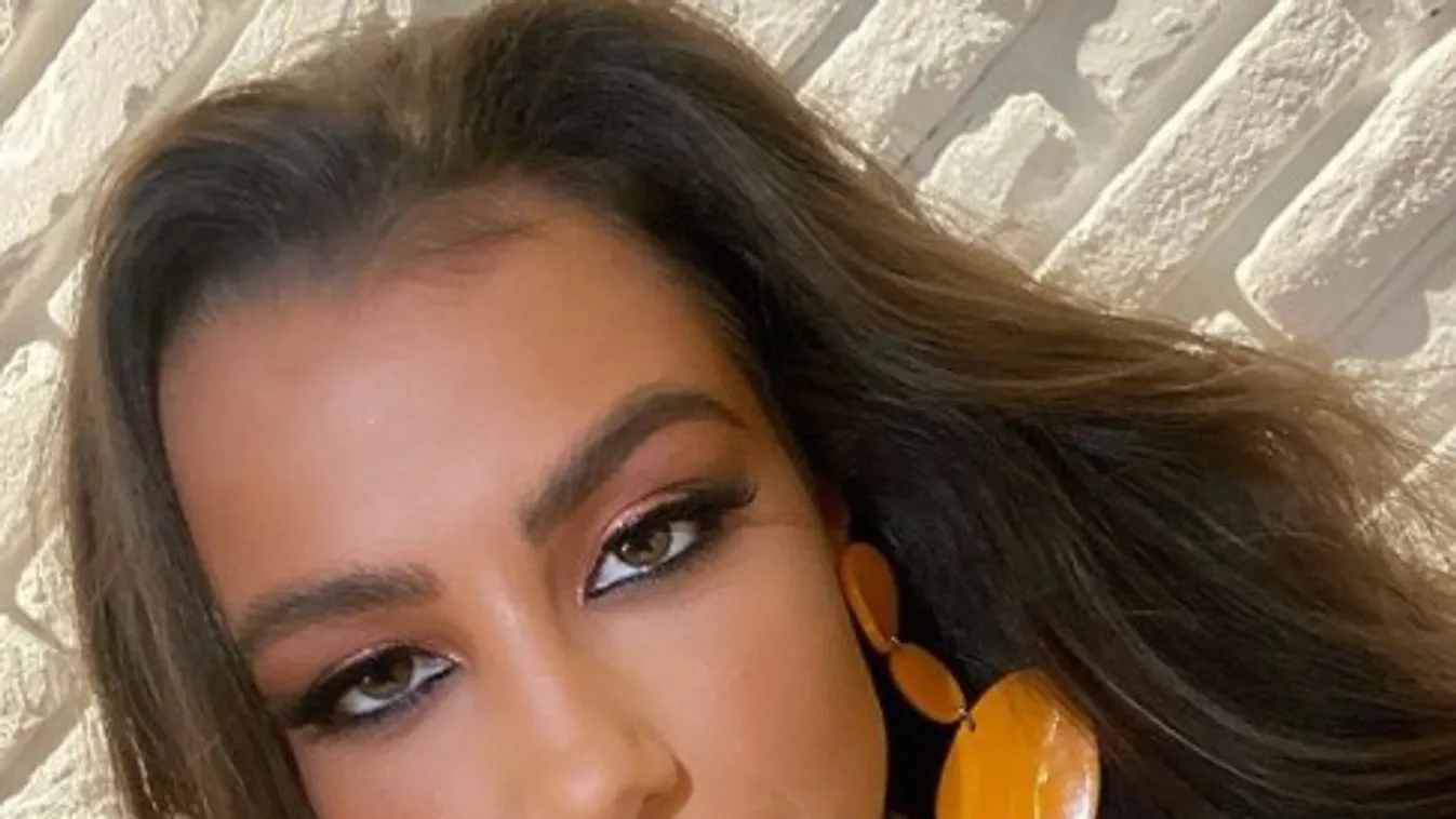 Kilógó mellekkel sétált a Városligetben Tóth Andi