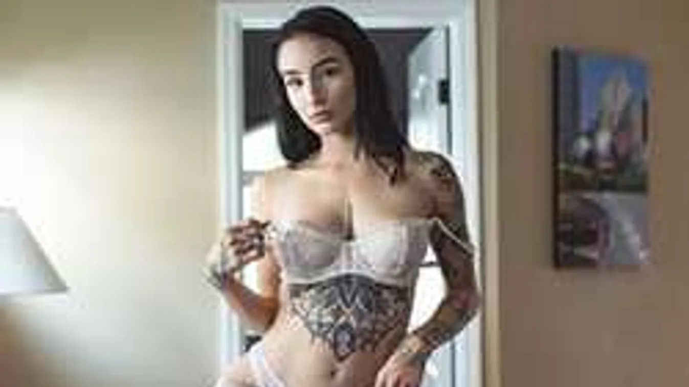 Reggeli készülődés közben mutatta meg mindenét a tetovált csajszi!