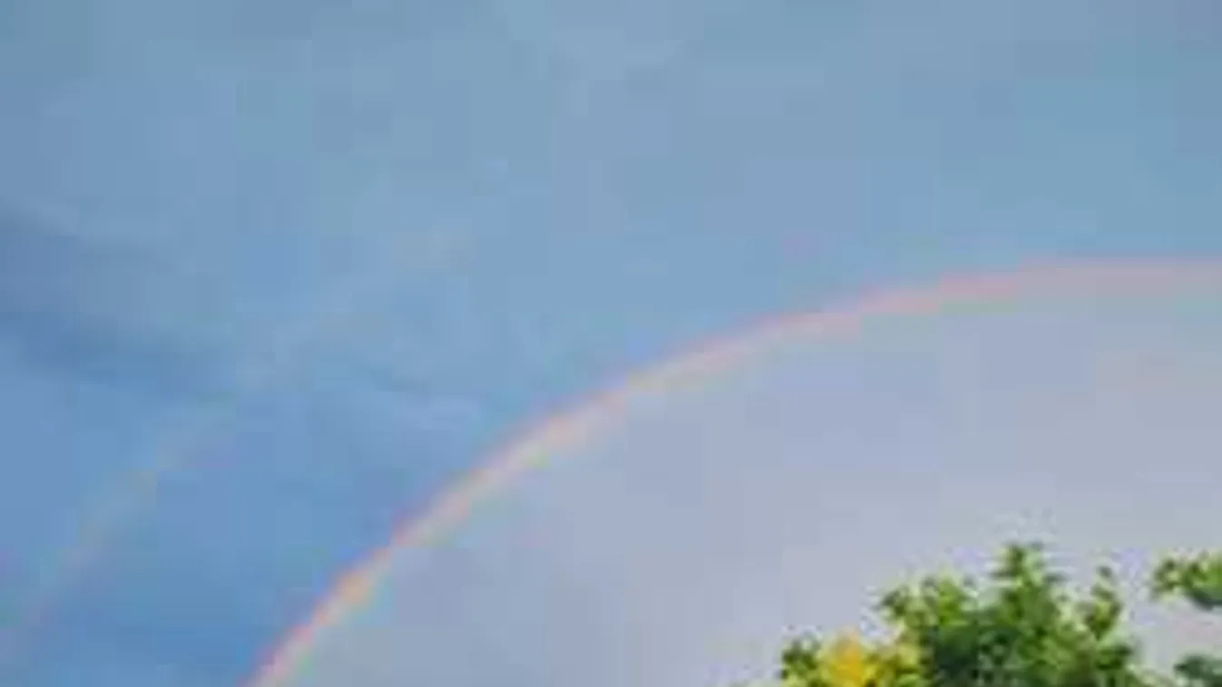 Lélegzetelállító látvány Budapesten: ritka jelenséget fotóztak az égen