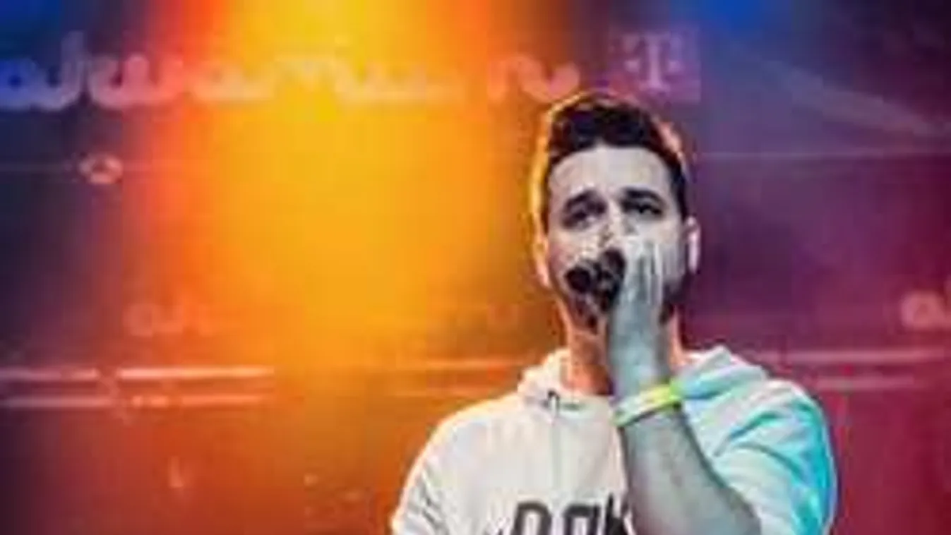 Brutális fotó: Elgázolták a magyar énekest, a feje sérült