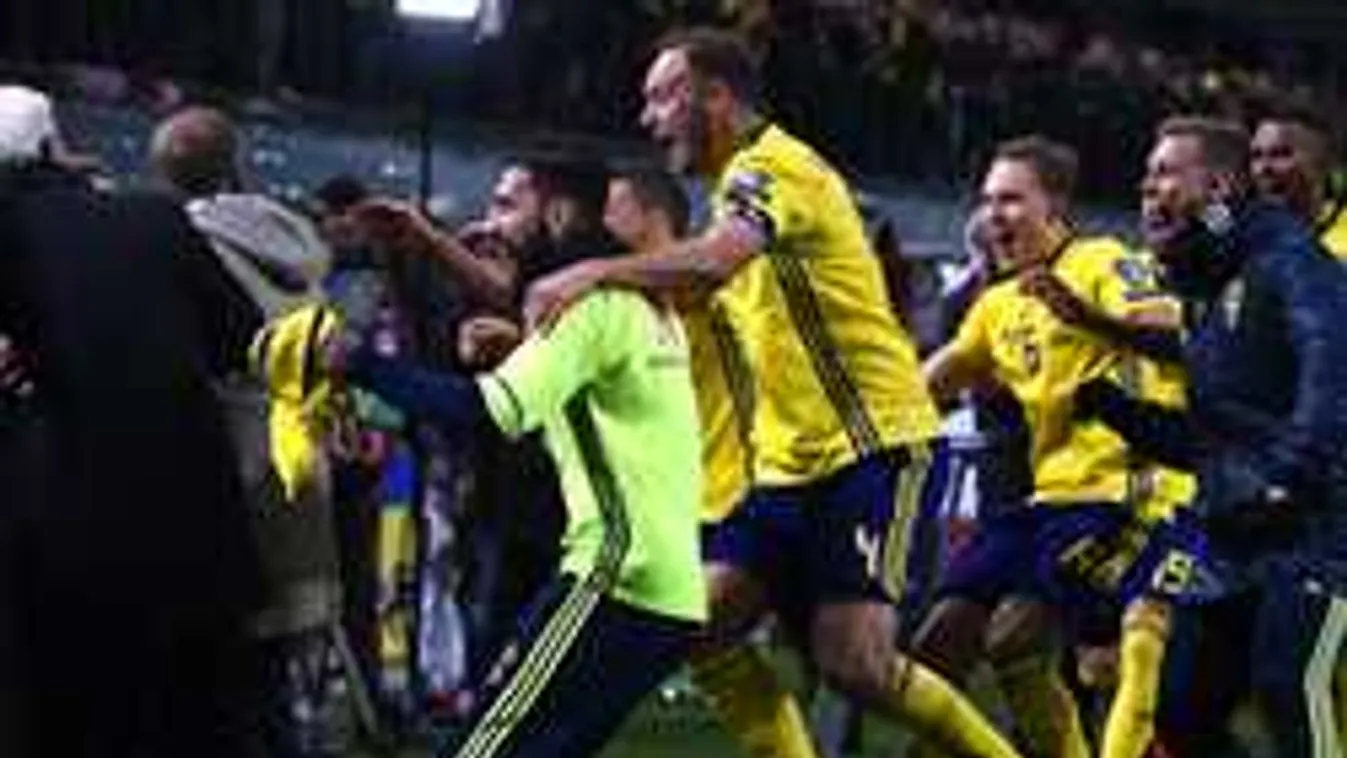 Õrjöngő focicsapat rohanta meg a tévéseket