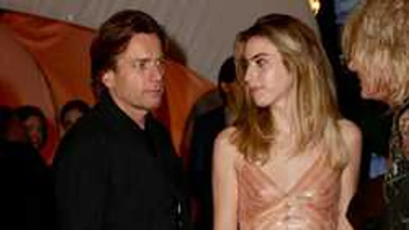 Korhatáros fotók, levetkőzött a sztárszínész botrányhős lánya