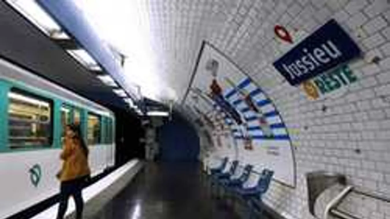 A migránsok miatt nem áll meg a metró az állomásokon