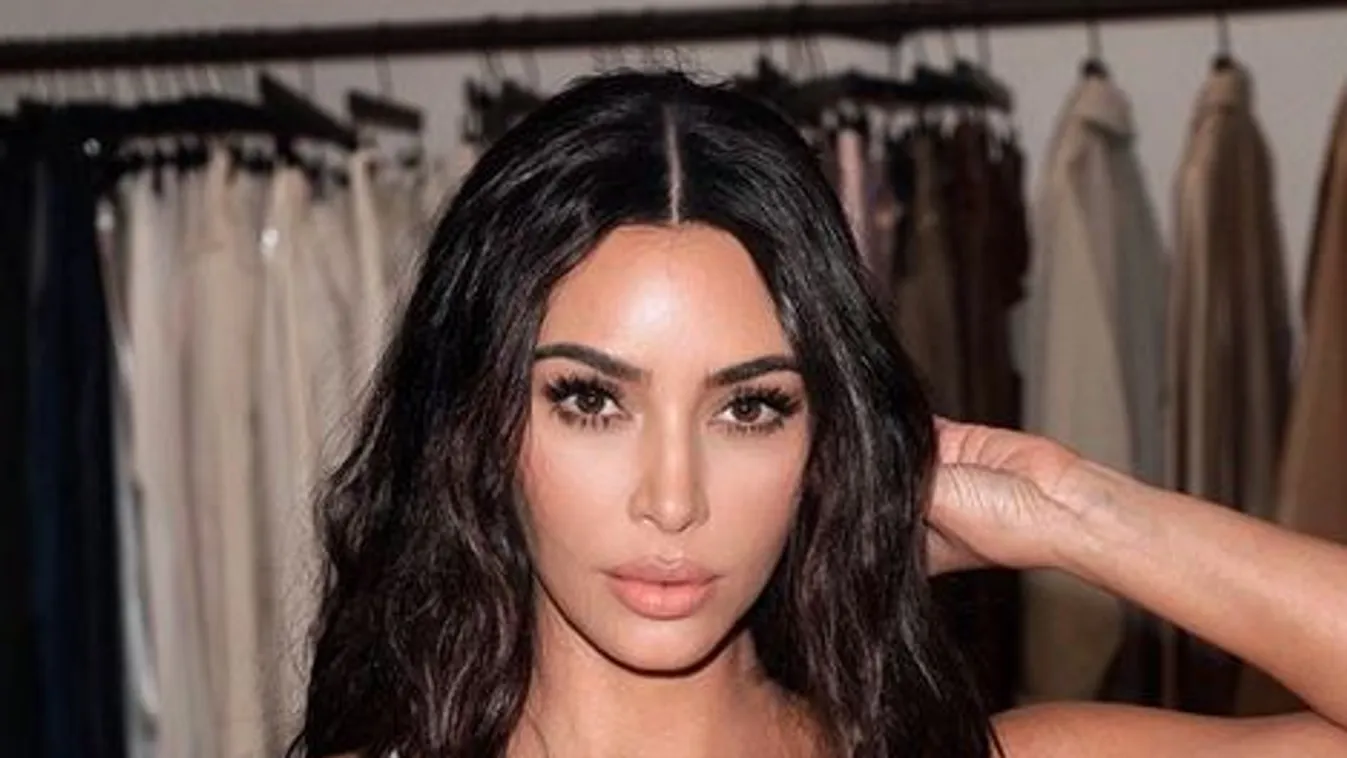 Maszkolószalaggal ragasztotta a hátához a melleit Kim Kardashian