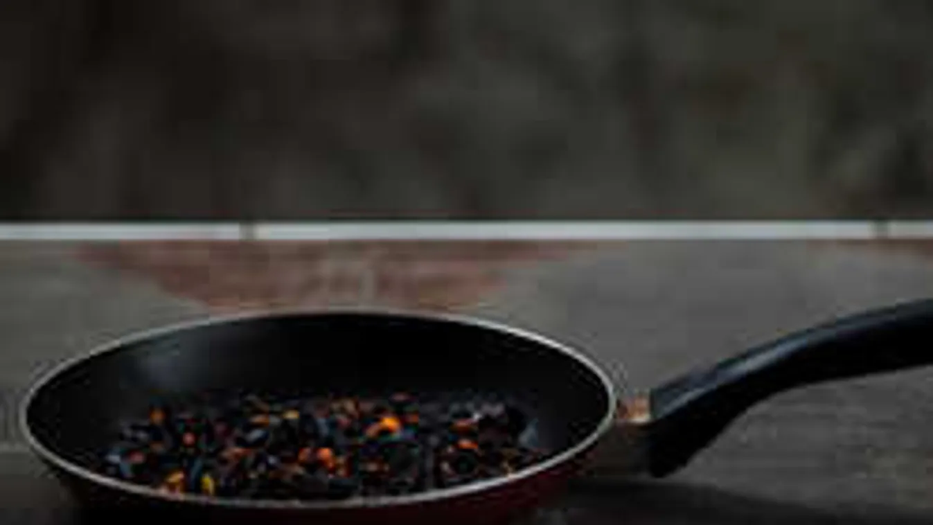 Így lesz újra ragyogó tiszta a kozmás tepsi, szuper ez a trükk