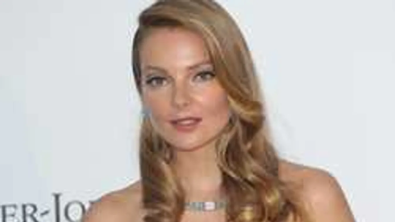 Sokan cserélnének velük: Ketten sminkelik Mihalik Enikő popóját