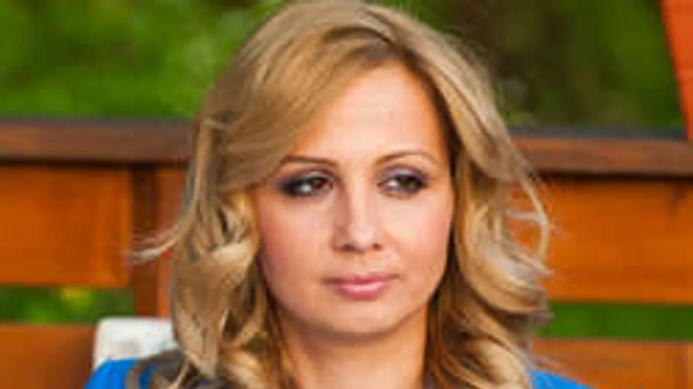 Férfiakat megszégyenítve gurítja le a sört Gombos Edina kislánya - Fotó