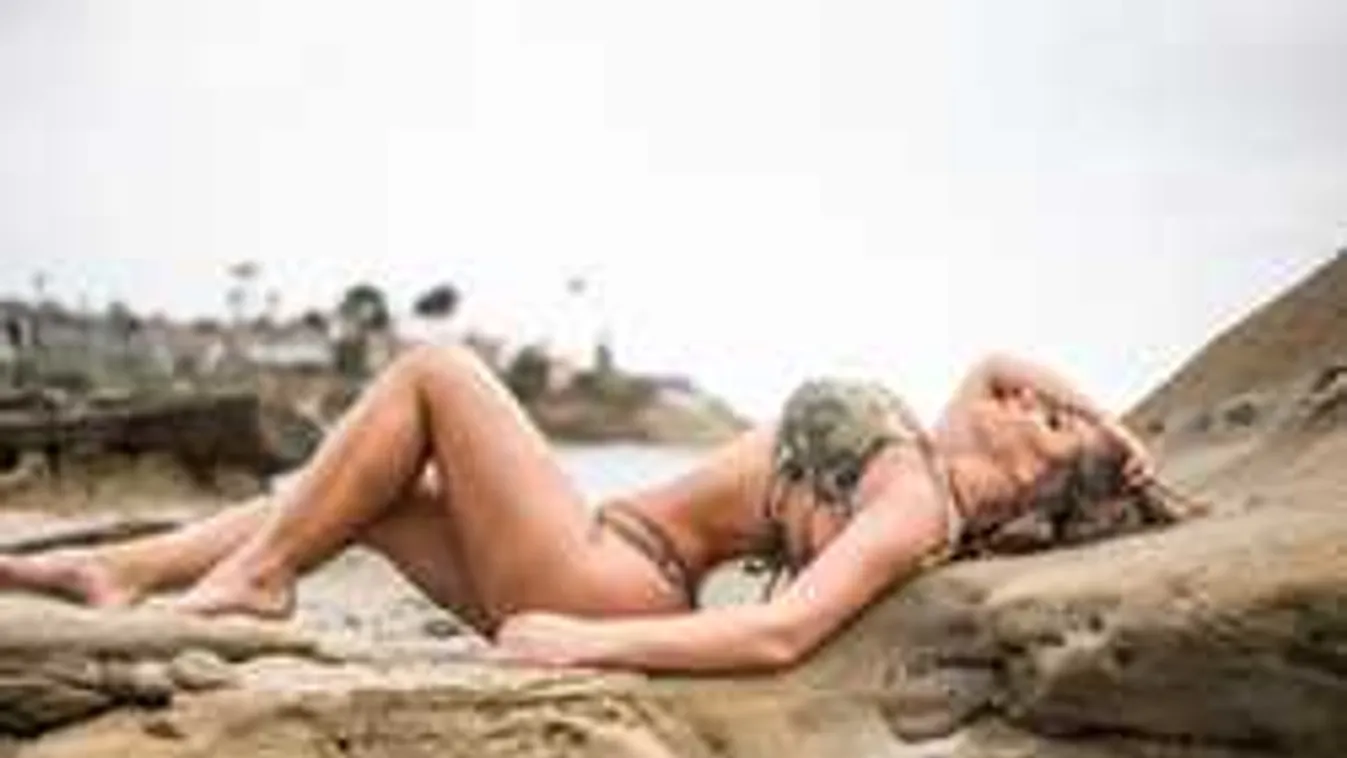 Kukkants be, levetkőzött a nagy mellű edzőlány