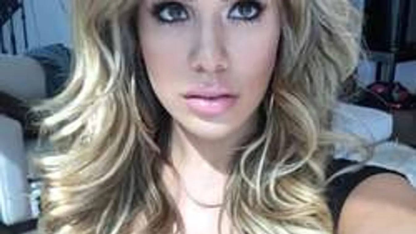 Ez a szexi szőke szépség a természet csodája