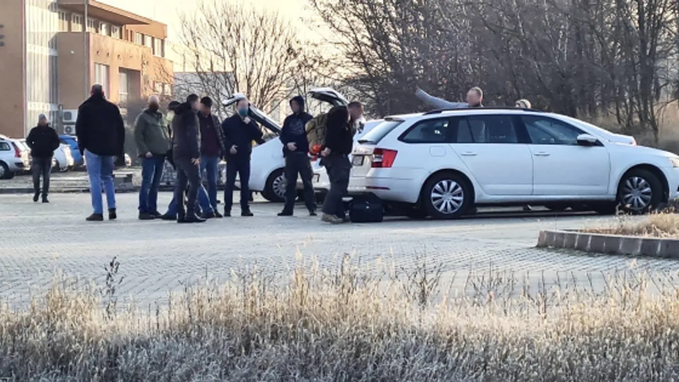 Készülnek a zsaruk a házkutatásra