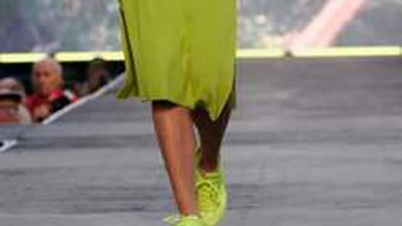 Nagyon vagány lett a tornacipődivat, újabban így hordják a nők