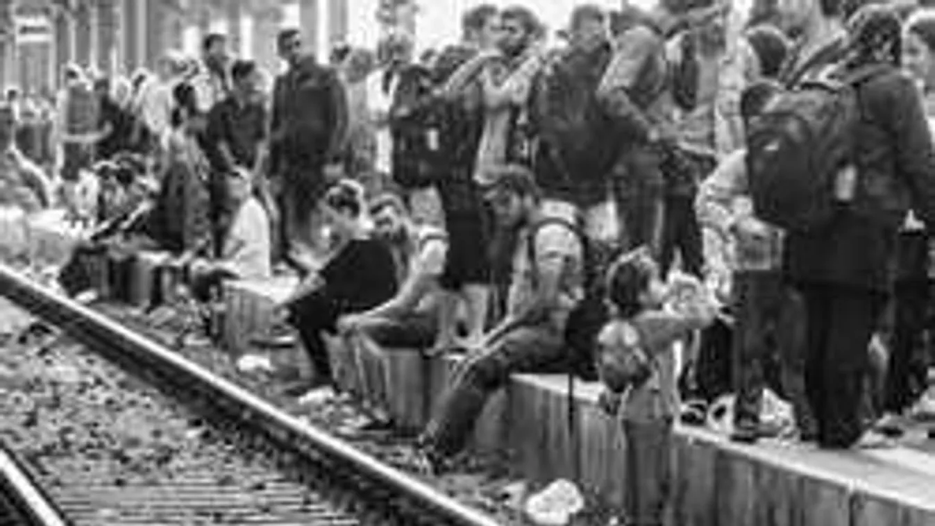 Egymásnak esett 20 migráns a vasútállomáson, menekültek az emberek