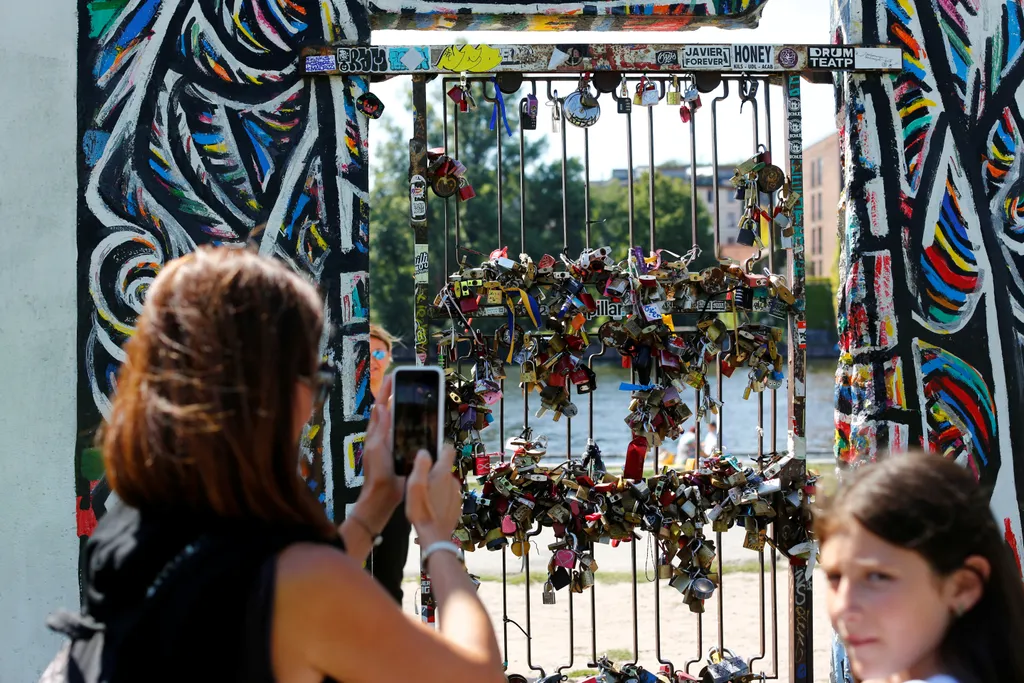 A korábbi berlini fal legnagyobb fennmaradt része ma már az összetartozást hirdeti: lakatok borítják.