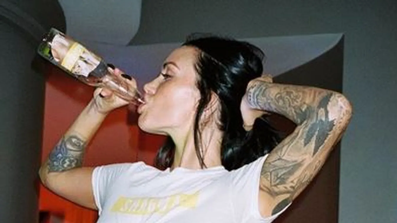 Felmászott egy utcai lámpára és ott mutogatta magát a lány!