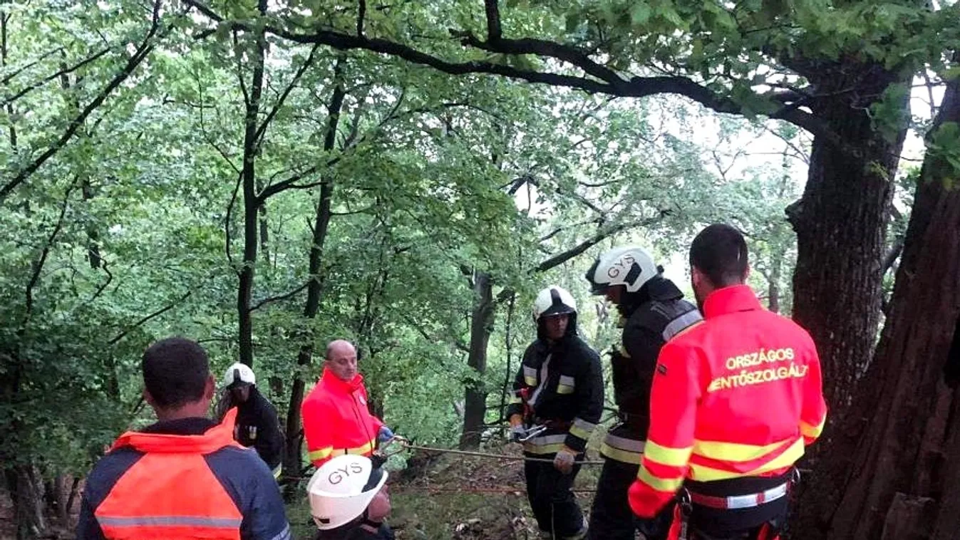 Szakadékba zuhant egy turista a Mátrában, így hozták fel – fotók