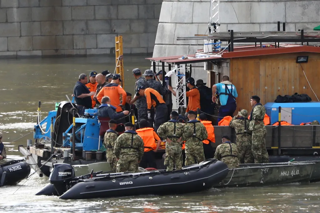 Amikor egy búvár rátalált egy holttestre, azt el kellett vinnie a hajó mögé, ahol kisebb volt a sodrás. Ott lekötözte, majd a felszínen dolgozók segítségével kiemelték