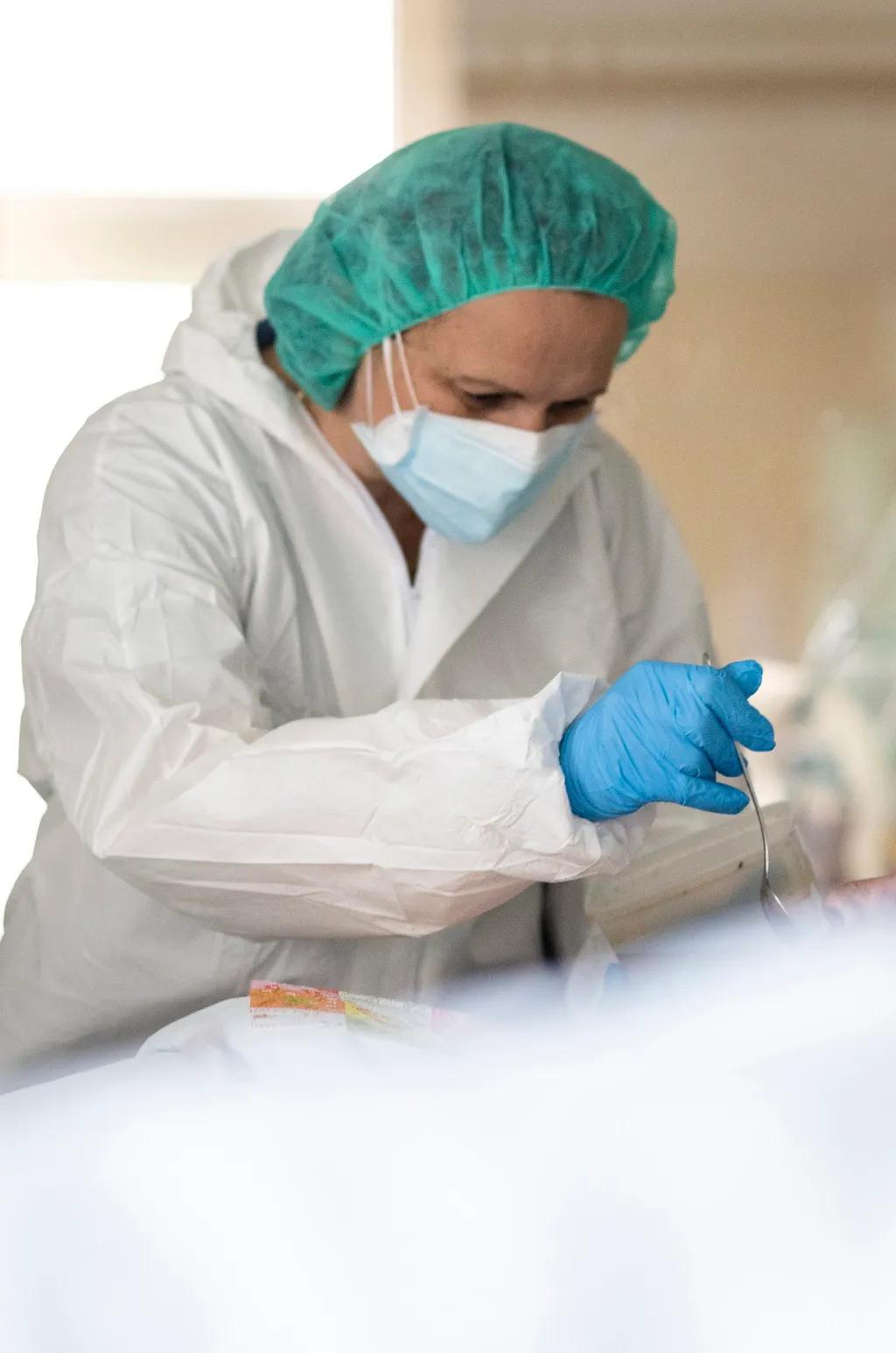 Pácienst etet egy ápoló