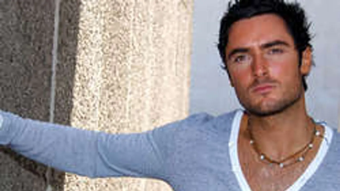 Kannibálok akarták felfalni a tévésztárt és barátnőjét