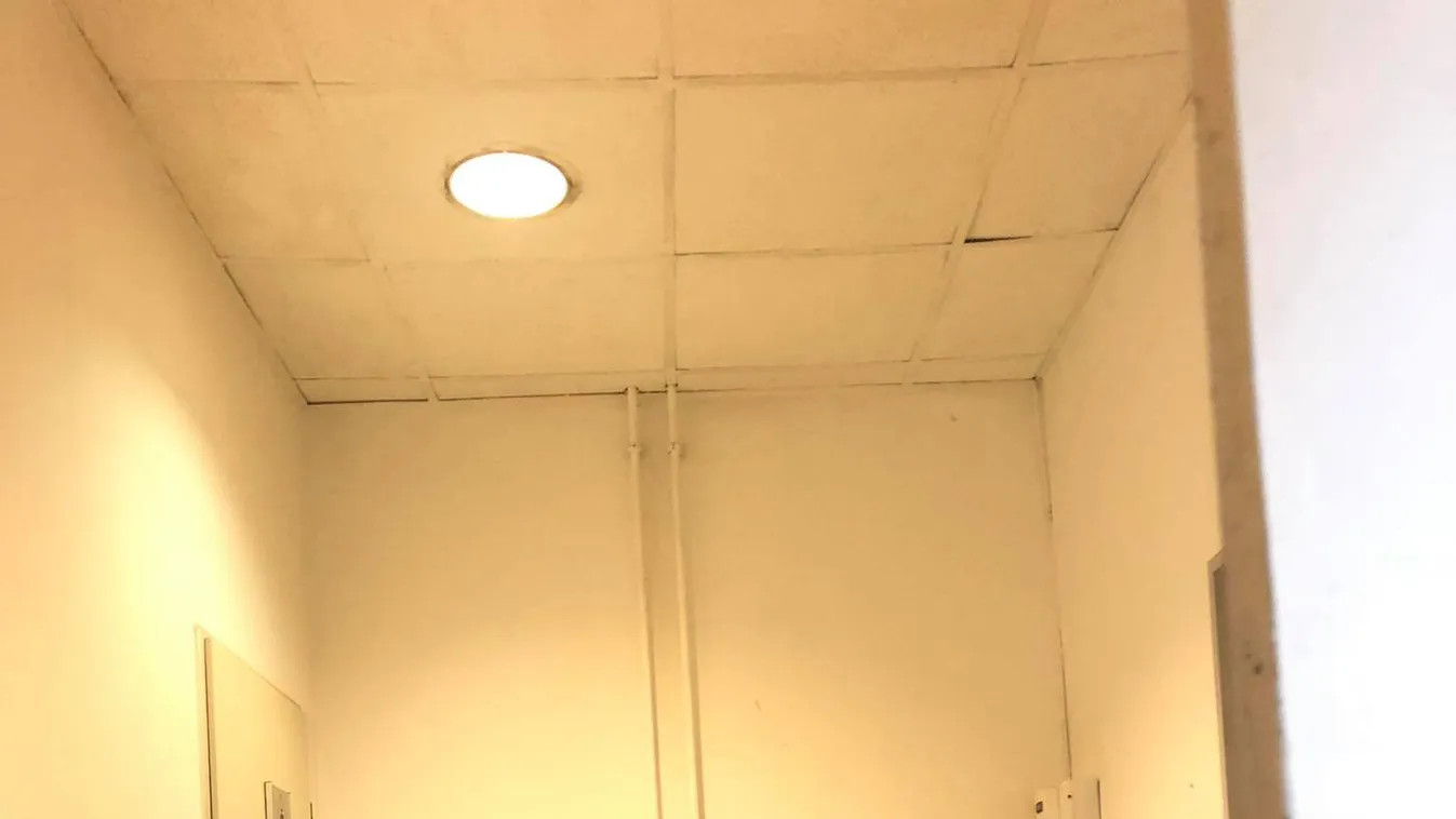 Leleplező fotó, maszk nélkül ül a kelenföldi vécés bácsi