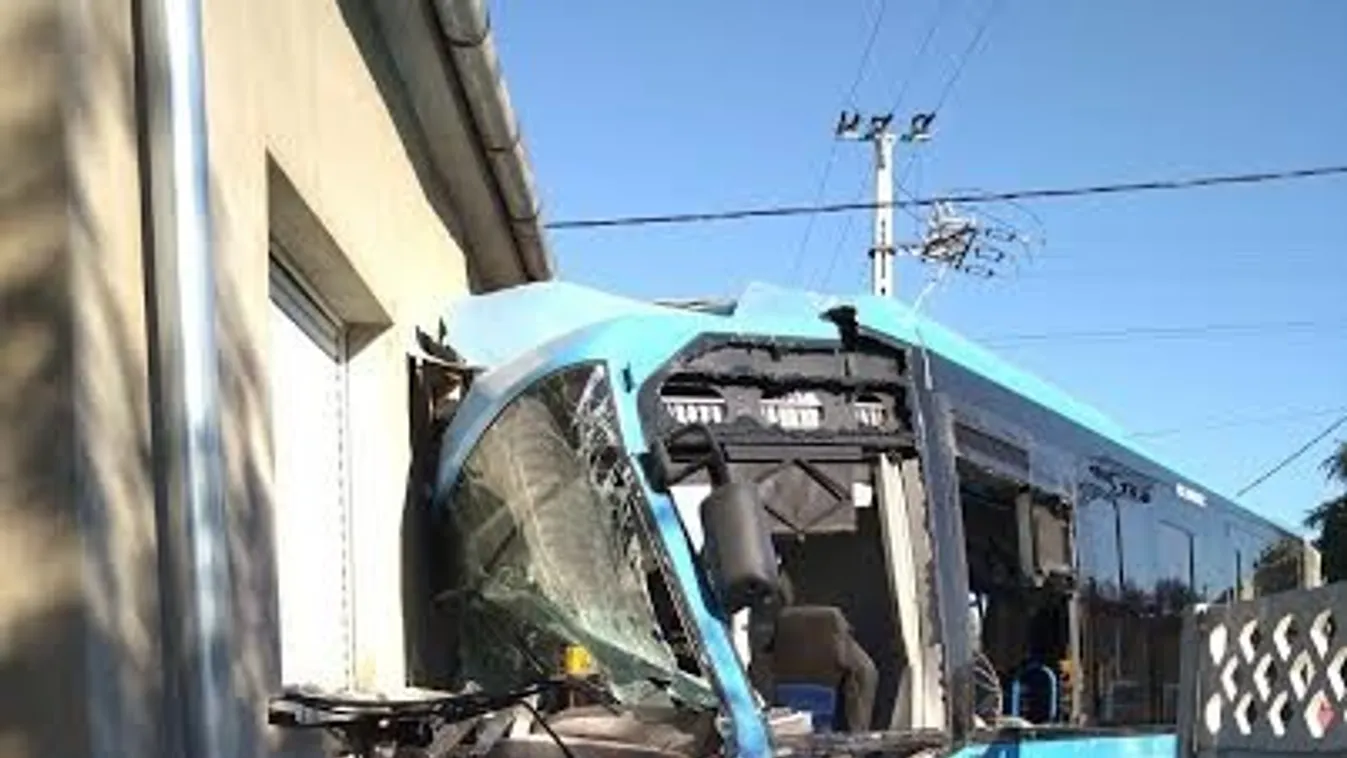 Házfalba csapódott a busz, videón a szörnyű magyarországi baleset