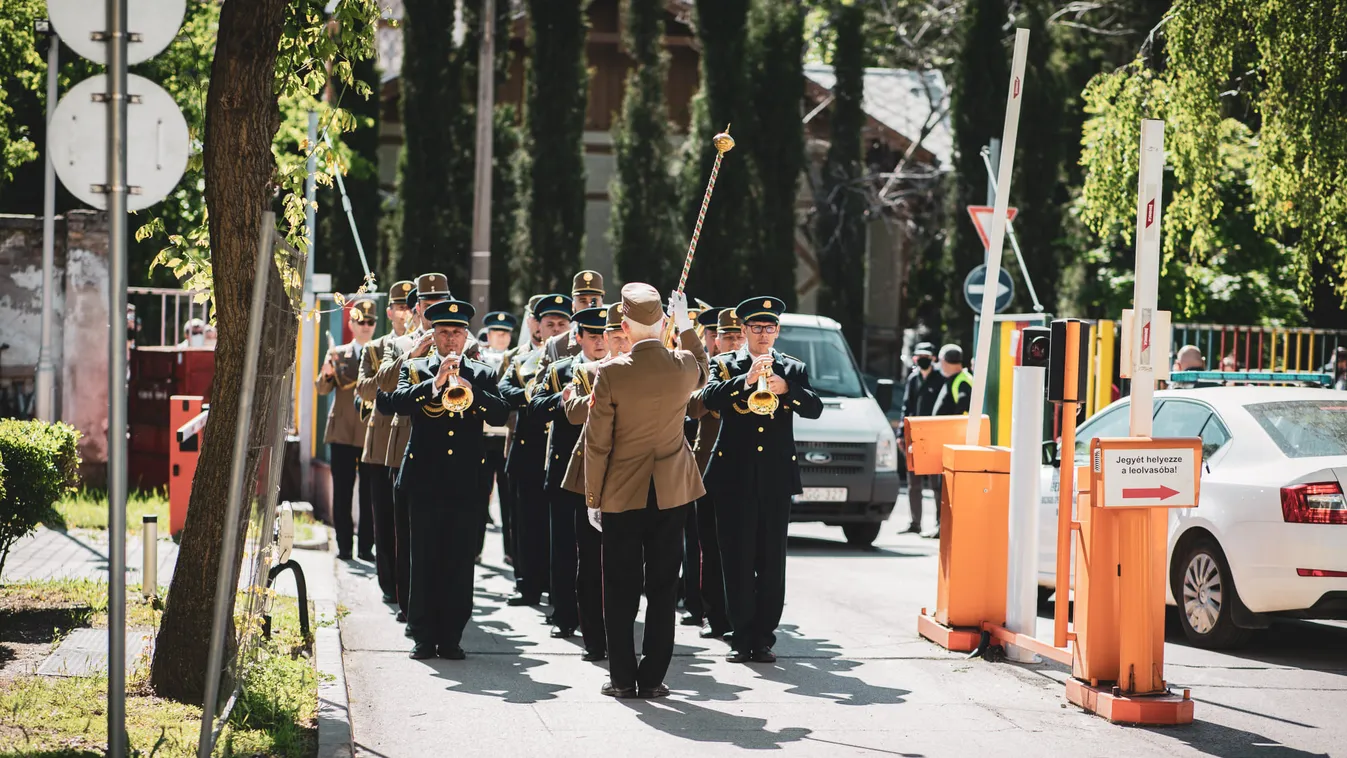 Megható búcsúval távoztak a katonák a gyermekkórházból – Fotók