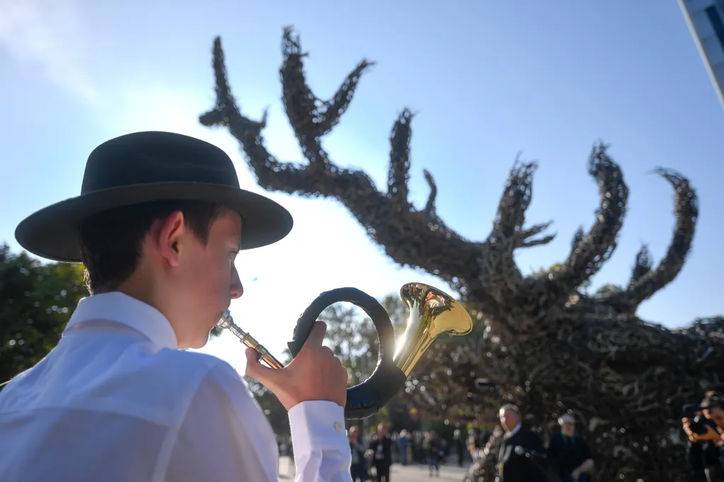 Vadászkürtöt fúj egy fiatal az "Egy a Természettel" Vadászati és Természeti Világkiállítás megnyitóján a Hungexpo Budapest Kongresszusi és Kiállítási Központban 2021. szeptember 25-én. MTI/Czeglédi Zsolt