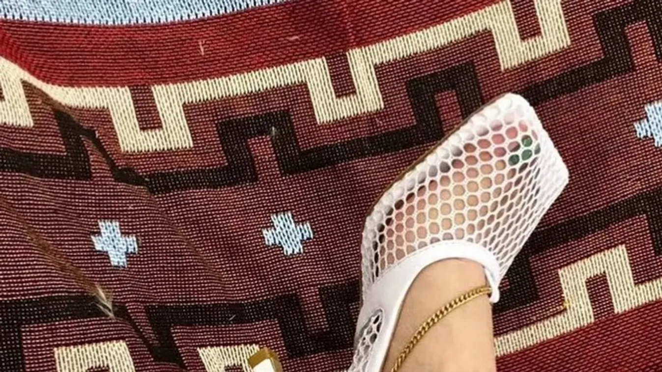 Jönnek a tavaszi cipők, ez a divat mindent visz