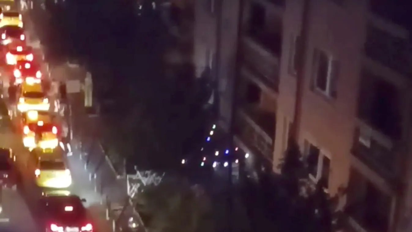 Még éjfélkor is dugó van Budapest belvárosában