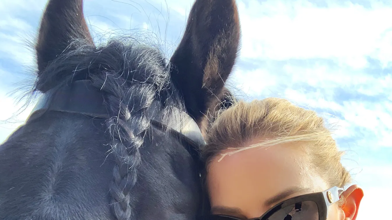 Kaszkadőrlovat tesztel a Balatoni nyár műsorvezetője